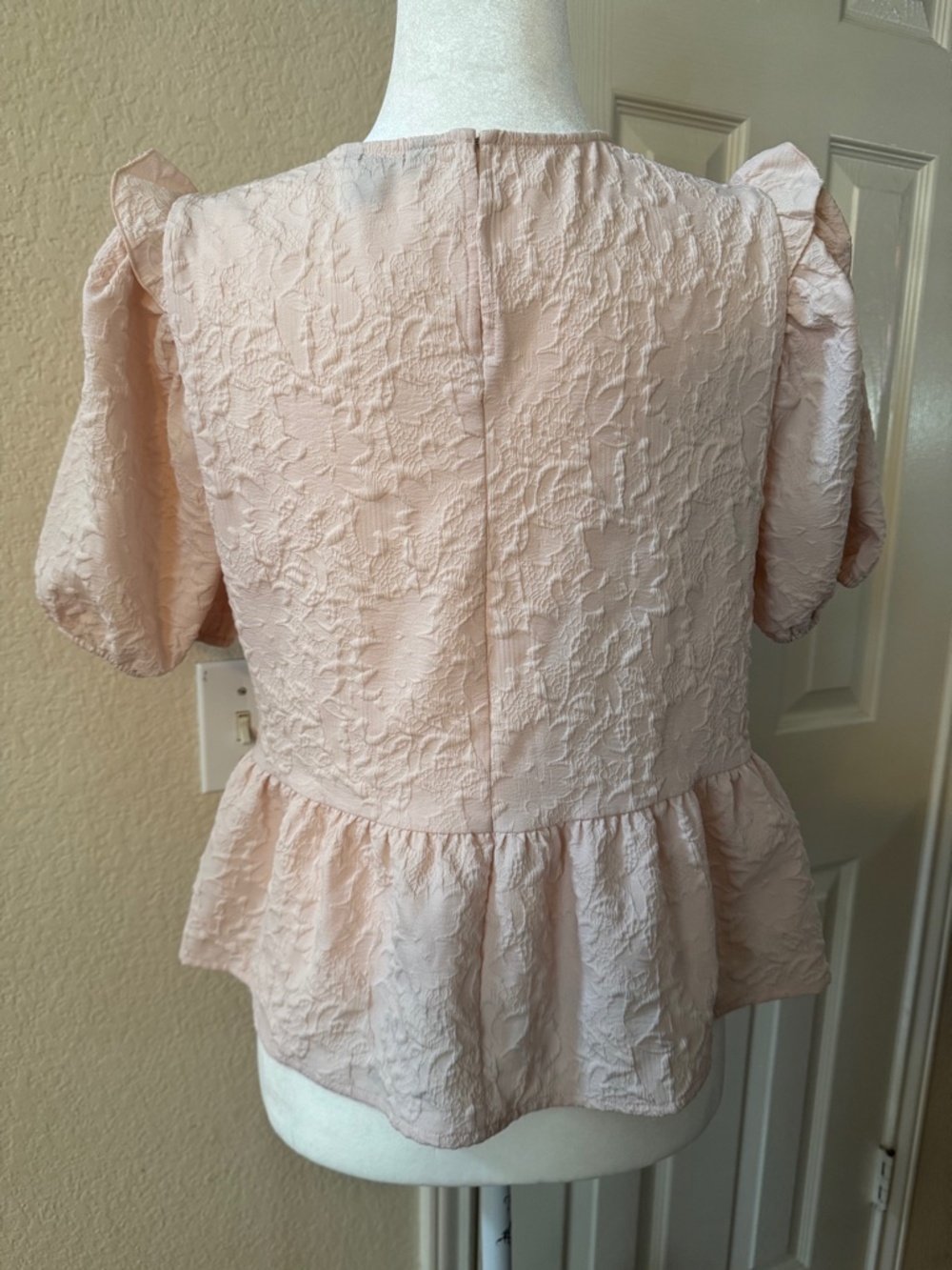 Express Pink Textured Blouse Top Size M Ruffle Sleeve Peplum Feminine - Picture 4 of 8